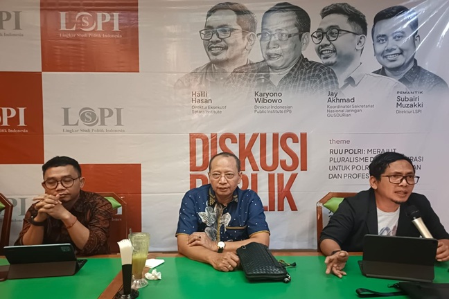 Koordinator Sekretariat Nasional Jaringan Gusdurian, Akhmad Agus Fajari, Direktur Indonesia Public Institute (IPI), Karyono Wibowo dan Direktur Eksekutif Setara Institute, Halili Hasan dalam sebuuah diskusi, Senin (16/6/2025). Foto: ADY
