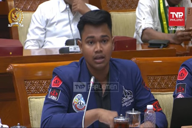 Perwakilan BEM Fakultas Hukum Universitas Trisakti, Wildan Arif Husen saat memberi masukan untuk RUU KUHAP dalam rapat dengar pendapat umum (RDPU) di ruang rapat Komisi III DPR, Rabu (18/6/2025). Foto: Tangkapan layar youtube