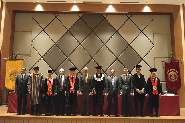 Albert Richi Aruan (tengah) berfoto bersama akademisi seusai sidang terbuka disertasi di Gedung FHUI, Jumat (20/6/2025). Foto: CR34