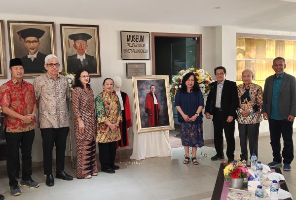 Hakim Konstitusi Periode 2008-2013 dan 2013-2018 Prof. Maria Farida Indra (keempat dari kiri) berfoto bersama akademisi FHUI dan perwakilan MK seusai seremonial peletakan toga hakim di Museum FHUI, Sabtu (21/6/2025). Foto: CR 34