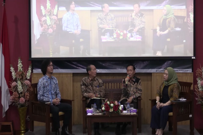 Kepala Kajian Hukum Udara dan Antariksa Universitas Prasetiya Mulya Ridha Aditya Nugraha, President CSAS Indonesia, Wisnu Darjono, Purnawirawan TNI AU, Bambang Widarto, dan Moderator dalam diskusi publik, Senin (16/6/2025). Foto: Tangkapan layar Youtube