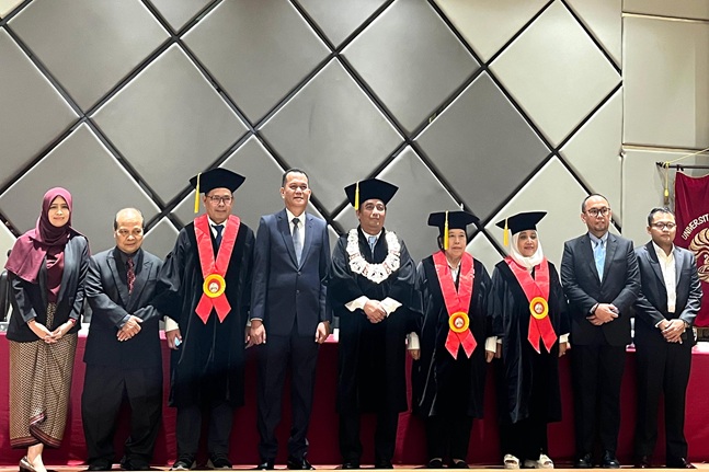 Muhammad Novian (tengah) berfoto bersama promotor, co-promotor, dan penguji usai sidang terbuka disertasi di Gedung FHUI, Selasa (1/7/2025). Foto: WIL