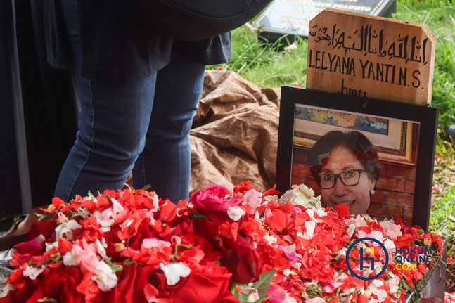 Makam advokat senior almarhumah Lelyana Yanti N. Santosa di TPU Tanah Kusir, Jumat (4/7/2025). Foto: HFW