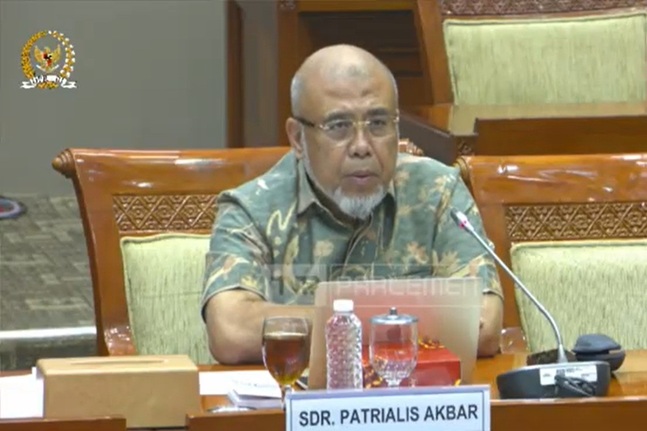 Mantan hakim konstitusi, Patrialis Akbar dalam Rapat dengar pendapat umum (RDPU) dengan Komisi III di Komplek Gedung  Parlemen, Jumat (4/7/2025). Foto: Tangkapan layar youtube