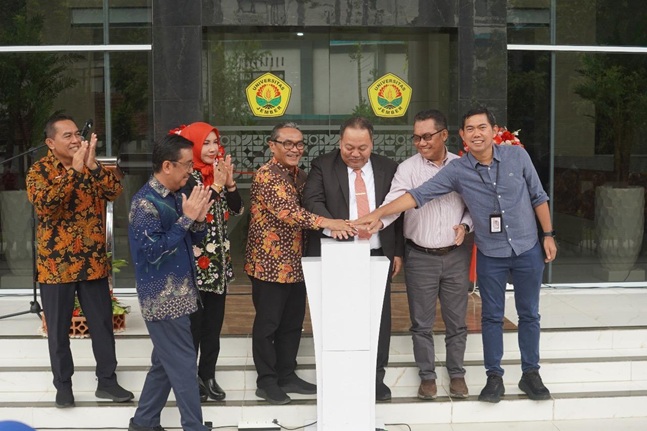 Prof Bayu Dwi Anggono (paling kanan) bersama perwakilan dari instansi lain bersama memencet bel bunyi sirine penanda peresmian Gedung Multimiedia,  Sabtu (5/7/2025). Foto: Istimewa