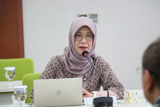 Deputi Bidang Koordinasi Peningkatan Kualitas Keluarga dan Kependudukan Kemenko PMK, Woro Srihastuti Sulistyaningrum dalam Rapat Koordinasi Tim Inti Penyusunan Rancangan Inpres GN-AKPA, Jumat (4/7/2025) pekan lalu. Foto: Kemenko PMK