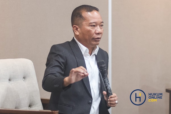 Mantan Hakim Ad Hoc Pengadilan Hubungan Industrial (PHI) 2006-2016, Juanda Pangaribuan, memberikan pemaparan saat menjadi narasumber dalam acara Subscriber Meet Up #3 Hukumonline di Veranda Hotel Pakubuwono, Jakarta, Kamis (10/7). Foto: HFW