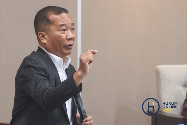 Mantan Hakim Ad Hoc Pengadilan Hubungan Industrial (PHI) 2006-2016, Juanda Pangaribuan, memberikan pemaparan saat menjadi narasumber dalam acara Subscriber Meet Up #3 Hukumonline di Veranda Hotel Pakubuwono, Jakarta, Kamis (10/7). Foto: HFW