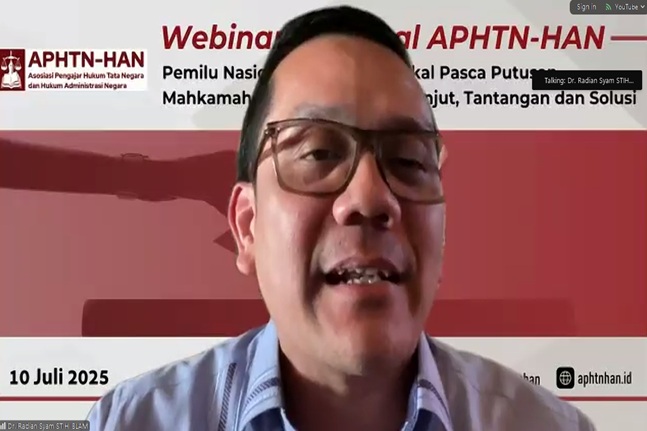 Pengurus Pusat APHTN-HAN sekaligus akademisi STIH IBLAM, Radian Syam dalam diskusi APHTN-HAN bertema Pemilu Nasional dan Pemilu Lokal Pasca Putusan Mahkamah Konstitusi: Tindak Lanjut, Tantangan dan Solusi, Kamis (10/7/2025). Foto: Tangkapan layar youtube