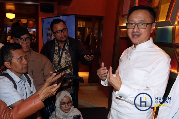 Wakil Ketua Umum PERADI SAI, Harry Ponto saat diwawancarai jurnalis. Foto: RES