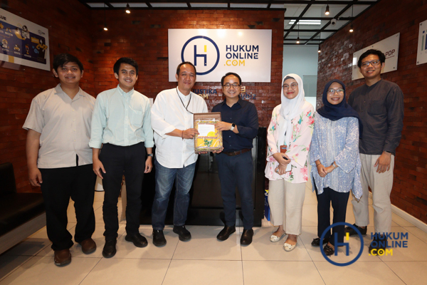 Kunjungan  bakal calon Ketua Umum ILUNI UI, Ivan Ahda (keempat dari kiri) ke Kantor Hukumonline, Jakarta, Jumat (11/7/2025). Fotografer/Resa Esnir