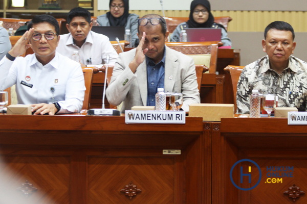  Wakil Menteri Hukum, Prof Edward Omar Sharif Hiariej saat rapat Panja RUU KUHAP di Komplek Gedung Parlemen. Foto: RES