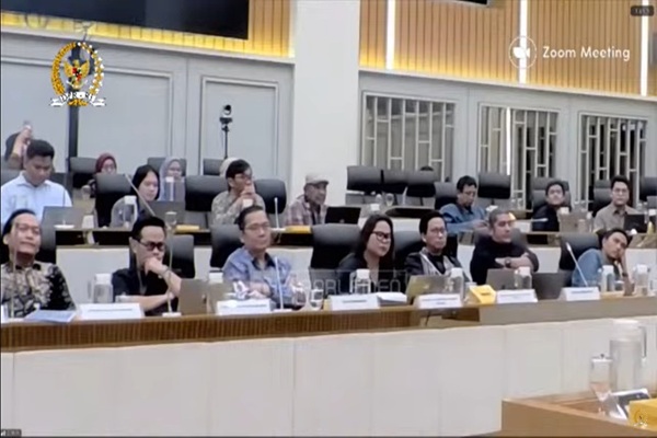  Suasana Rapat Dengar Pendapat Umum antara sejumlah lembaga swadaya masyarakat di sektor kehutanan dan lingkungan dengan Komisi VI terkait penyusunan RUU Kehutanan di Komplek Gedung Parlemen, Selasa (15/7/2025). Foto: Tangkapan layar youtube