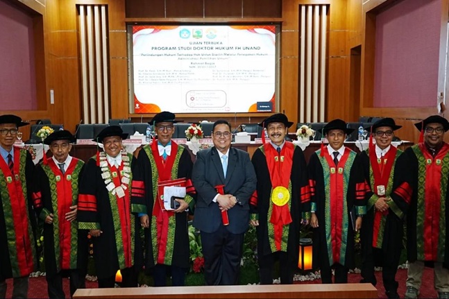 Ketua Bawaslu RI, Rahmat Bagja diapit sejumlah penguji dan promotor seusai menjalani sidang disertasi terbuka promosi doktor hukum di Fakultas Hukum Universitas Andalas, Sabtu (12/7/2025). Foto: Istimewa