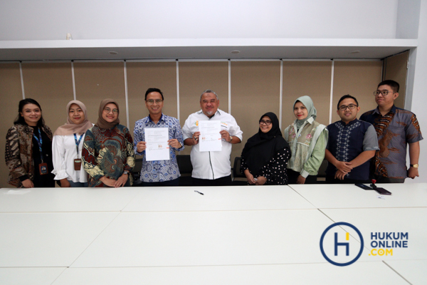 Chief of Media & Officer Hukumonline, Amrie Hakim dan Direktur LBH Yusuf, Mirza Zulkarnaen berfoto bersama seraya menunjukan nota kesepahaman kedua pihak di Kantor Hukumonline, Rabu (16/7/2025). Foto: RES
