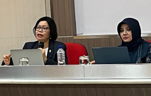 Hakim Agung Mahkamah Agung RI, Nani Indrawati (kiri) dan Jaksa pada Kejaksaan Agung RI, Erni Mustikasari (kanan) dalam Diskusi Publik Hukum Acara Pidana untuk Perlindungan Lingkungan Hidup di Depok, Kamis (17/7). Foto: HAN