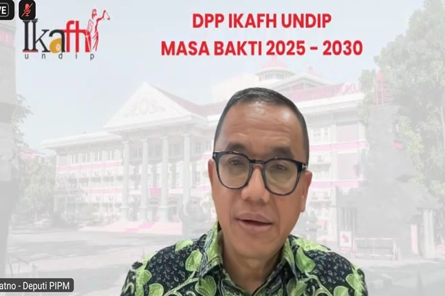 Deputi Bidang Pengembangan Iklim Penanaman Modal Kementerian Investasi/BKPM, Riyatno dalam webinar yang diselenggarakan Ikatan Alumni Fakultas Hukum Universitas Diponegoro (IKA FH Undip). Jumat (18/7/2025). Foto: Tangkapan layar zoom.