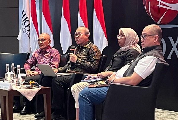 Akademisi FHUI Ari Wahyudi Hertanto (kanan) dan Ketua DK HKHSK, Soemarjono Soemarsono (kiri) dalam seminar Etika, Kompetensi, dan Integritas: Pilar Profesi Konsultan Hukum Sektor Keuangan di Tengah Transformasi Regulasi, Selasa (29/7). Foto: HAN