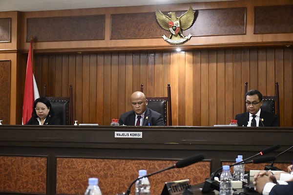 Sidang Majelis Komisi yang diketuai Hilman Pujana, bersama anggota Eugenia Mardanugraha dan Mohammad Reza di Kantor KPPU Jakarta, Senin (11/8). Foto: Humas KPPU