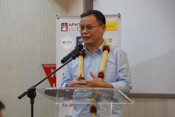 Hakim MK Prof. Guntur Hamzah saat menyampaikan materi dalam kegiatan Penataran Pengajar Hukum Keuangan Negara yang digelar APHTN-HAN di Kampus FHUI, Depok, Sabtu (9/8/2025). Foto: Istimewa 