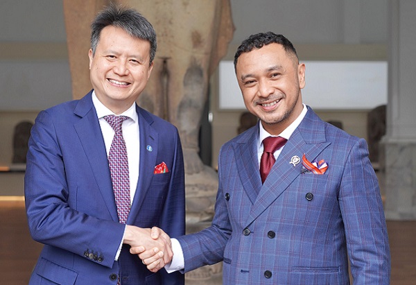 Direktur Jenderal World Intellectual Property Organization (WIPO), Daren Tang (kiri) dan Wakil Menteri Kebudayaan, Giring Ganesha (kanan). Foto: Humas DJKI