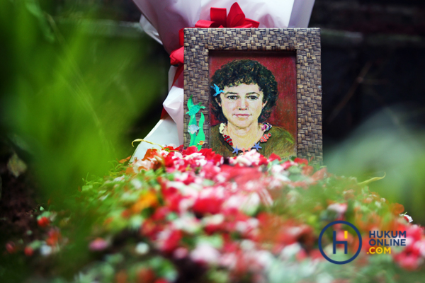 Foto ilustrasi Karen Mills di atas pusaranya di pekarangan rumahnya, Gunung Putri, Bogor, Selasa (12/8/2025). Foto: RES.