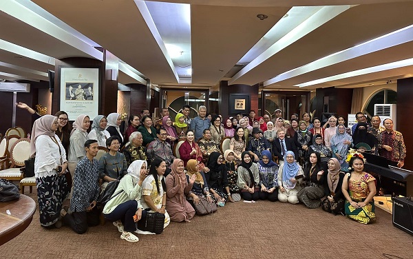 Foto bersama para peserta seminar internasional yang digelar oleh President University bersama Asosiasi Pengajar dan Peneliti Hak Kekayaan Intelektual (APHKI). Foto: Istimewa