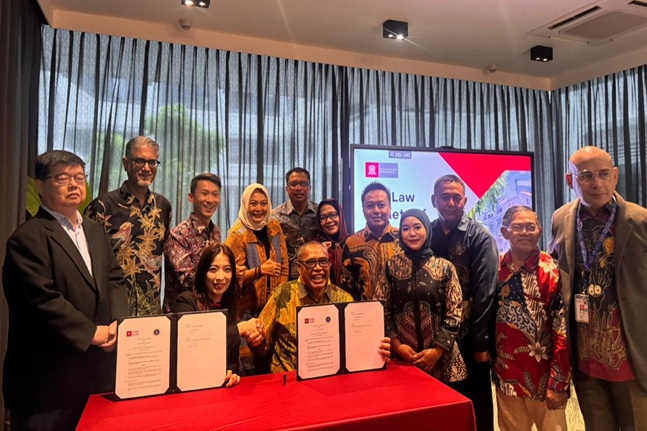 Ketua Umum DePA-RI TM Luthfi Yazid  dan Presiden The Law Society of Singapore, masing-masing didampingi pengurus dua organisasi advokat itu, saat menunjukkan MOU yang sudah ditandatangani. Foto: Istimewa