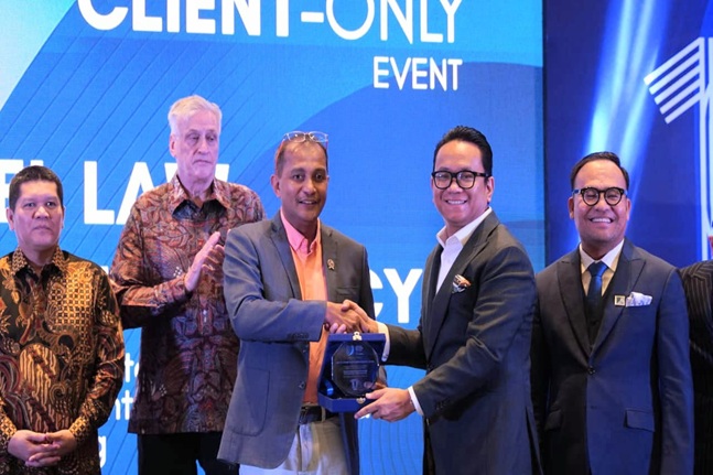  Wakil Menteri Hukum, Prof Edward Omar Sharif Hiariej saat menerima plakat dari Managing Partner SSMP, Nien Rafles Siregar dalam seminar UNCITRAL Model Law on Cross-Border Insolvency, Kamis (14/8/2025). Foto: Istimewa