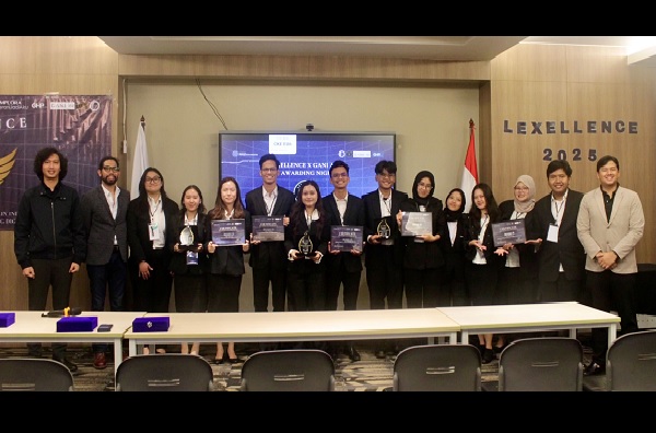 Para pemenang kompetisi legal opinion tingkat nasional bertajuk Lexellence 2025 yang diselenggarakan oleh Universitas Prasetiya Mulya. Foto: Istimewa