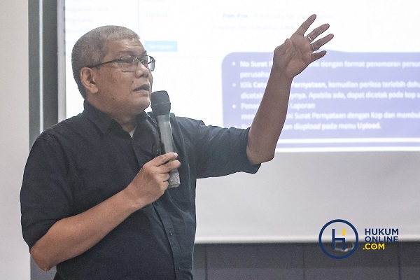 Konsultan Easybiz, Andrey, saat memberikan materi dalam Subscribers Meet Up Hukumonline dengan tema Kepatuhan terhadap SIINas: Tanggung Jawab Hukum Pelaku Usaha dalam Era Pelaporan Digital di Kantor Hukumonline, Rabu (20/8). Foto: HFW