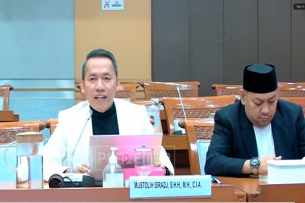 Ketua Komisi Nasional (Komnas) Haji, Mustolih Siradj, saat rapat dengar pendapat umum (RDPU) di Komisi VIII DPR, Kamis (22/8/2025). Foto: Tangkapan layar youtube