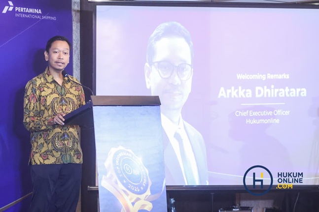 CEO Hukumonline, Arkka Dhiratara saat memberi sambutan dalam pembukaan acara Top Indonesian Law Schools 2025, Rabu (27/8/2025). Foto: HFW