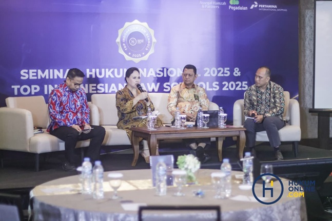 Kiri-kanan: Direktur Badan Usaha Ditjen AHU Kementerian Hukum dan HAM, Andi Taletting Langi, Dekan FH Universitas Presiden, Fennieka Kristianto, Dirjen Badilum MA, Bambang Myanto, dan Pemred Hukumonline Fathan Qorib. Foto: HFW
