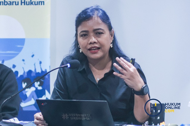 Dosen Hukum Tata Negara STHI Jentera, Bivitri Susanti dalam forum The Changing Role of Courts in U.S. Politics: Reflections for Indonesia yang digelar oleh Sekolah Tinggi Hukum Indonesia (STHI) Jentera, Jumat (29/8/2025).  Foto: HFW