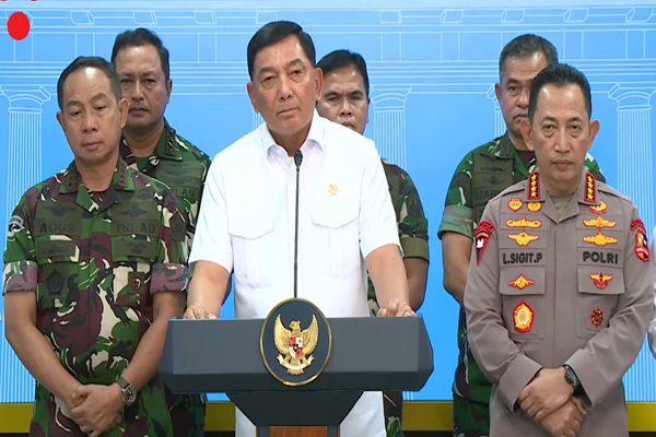 Menteri Pertahanan Sjafrie Sjamsoeddin didampingi Panglima TNI dan Kapolri dalam konferensi pers di Kantor Presiden, Istana Kepresidenan, Jakarta, Minggu (31/8/2025). Foto: tangkapan layar youtube Setpres