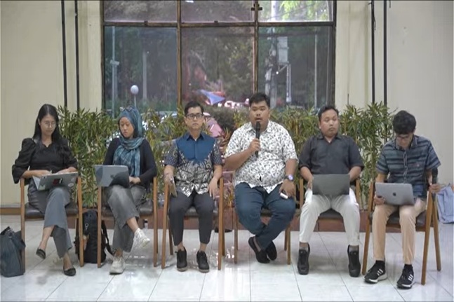 Kepala Bagian Riset dan Kaderisasi LBH Pekanbaru, Wilton Amos Panggabean (tengahh) dalam konferensi pers, Senin (01/09/2025). Foto: Tangkapan layar youtube