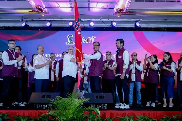 Ketua Umum IKA FH UNDIP Asep Ridwan (tengah-kanan) saat memegang bendera bersama pengurus lain. Foto: RES