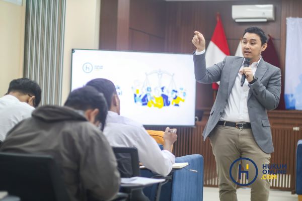 Chief Content Officer Hukumonline Robert Sidauruk saat menjadi pembicara dalam acara Pembukaan PKKMB STIH IBLAM, Rabu (3/9/2025). Foto: HFW