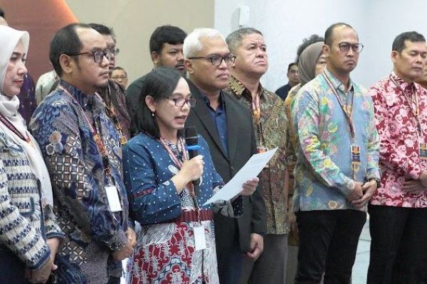Ketua BKS Dekan FH PTN se-Indonesia Dahliana Hasan (tengah) didampingi puluhan Dekan FH PTN saat menyampaikan pernyataan sikap atas insiden aksi demonstrasi yang terjadi di sejumlah daerah. Foto: Istimewa