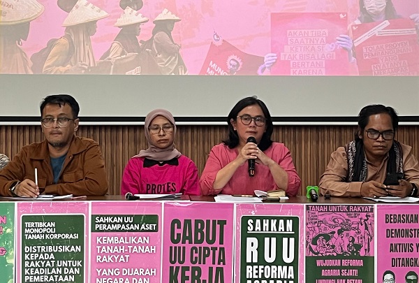 Sekretaris Jenderal Konsorsium Pembaruan Agraria (KPA), Dewi Kartika (kedua dari kanan) dalam konferensi pers di Jakarta, Senin (8/9). Foto: HAN
