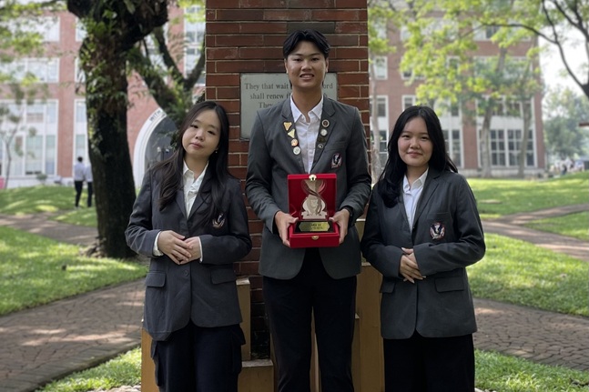 Tim Delegasi FH UFH berhasil meraih Juara III dalam ajang Lomba Debat Hukum Nasional Sriwijaya Law Fair 2025 yang diselenggarakan Universitas Sriwijaya. Foto: Istimewa