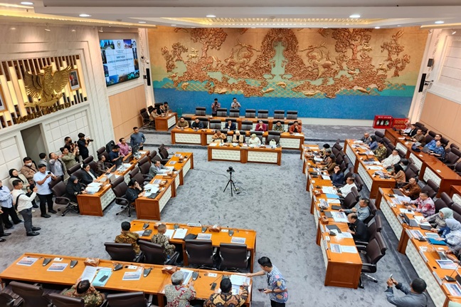 Suasana rapat kerja di Komisi VII DPR dengan Menteri Pariwisata di Komplek Gedung Parlemen, Selasa (11/3/2025). Foto: ADY