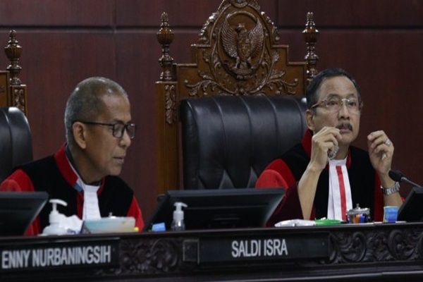 Wakil Ketua MK Prof Saldi Isra dan Ketua MK Suhartoyo dalam sidang pembacaan putusan uji materi UU TNI di Gedung Mahkamah Konstitusi, Rabu (17/9/2025). Foto: Humas MK