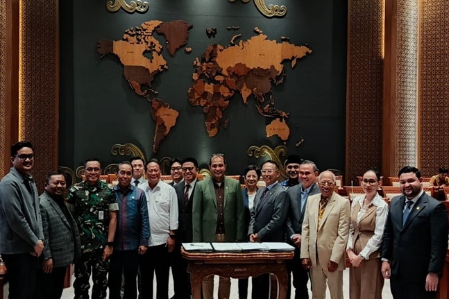 Perwakilan pemerintah dan Pansus berfoto bersama seusai menandatangani berita acara pengambilan keputusan tingkat pertama atas RUU Pengelolaan Ruang Udara di Komplek Gedung Parlemen, Rabu (17/9/2025). Foto: ADY