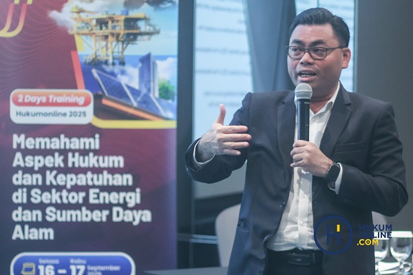 Anggota APHMET Kristoforus Jimmy Yans dalam Training Hukumonline: Memahami Aspek Hukum dan Kepatuhan di Sektor Energi dan Sumber Daya Alam di Jakarta, Selasa (16/9). Foto: HFW