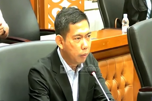 Guru Besar Hukum Ilmu Perundang-undangan Fakultas Hukum Universitas Jember sekaligus Kepala Badan Keahlian (BK) DPR, Profesor Bayu Dwi Anggono saat rapat dengar pendapat umum dengan Baleg DPR, Kamis (18/9/2025). Foto: Tangkapan layar youtube