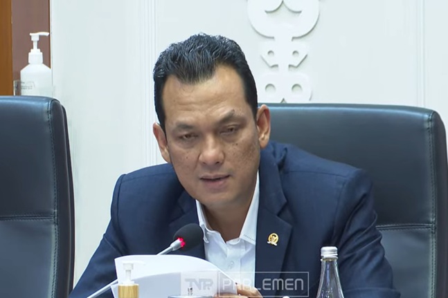 Wakil Ketua Baleg sekaligus Ketua Panitia Kerja (Panja), Martin Manurung saat memimpin rapat kerja dengan Menteri Hukum, dan PPU DPD dengan agenda pengambilan keputusan RUU Prolegnas 2025-2026, Kamis (18/09/2025). Foto: Tangkapan layar youtube