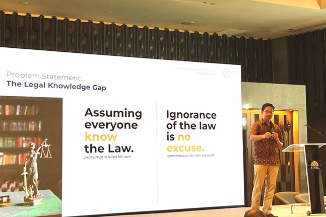 Chief Executive Officer (CEO) Hukumonline, Arkka Dhiratara dalam seminar AI on Device: Stimulating Industrial Innovations Through Edge AI, di Jakarta, Selasa (23/9/2025). Foto: WIL