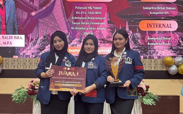 Delegasi TLDC FH Trisakti Rifa Lely Lestari, Soraya Amelia Kustiawan, dan Rabzariqha Syahwina dalam ajang Debat Hukum Nasional Universitas Andalas di Padang, Sumatera Barat, Sabtu (27/9). Foto: istimewa